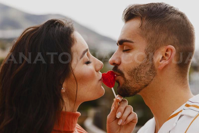 couple kissing lollipop 1